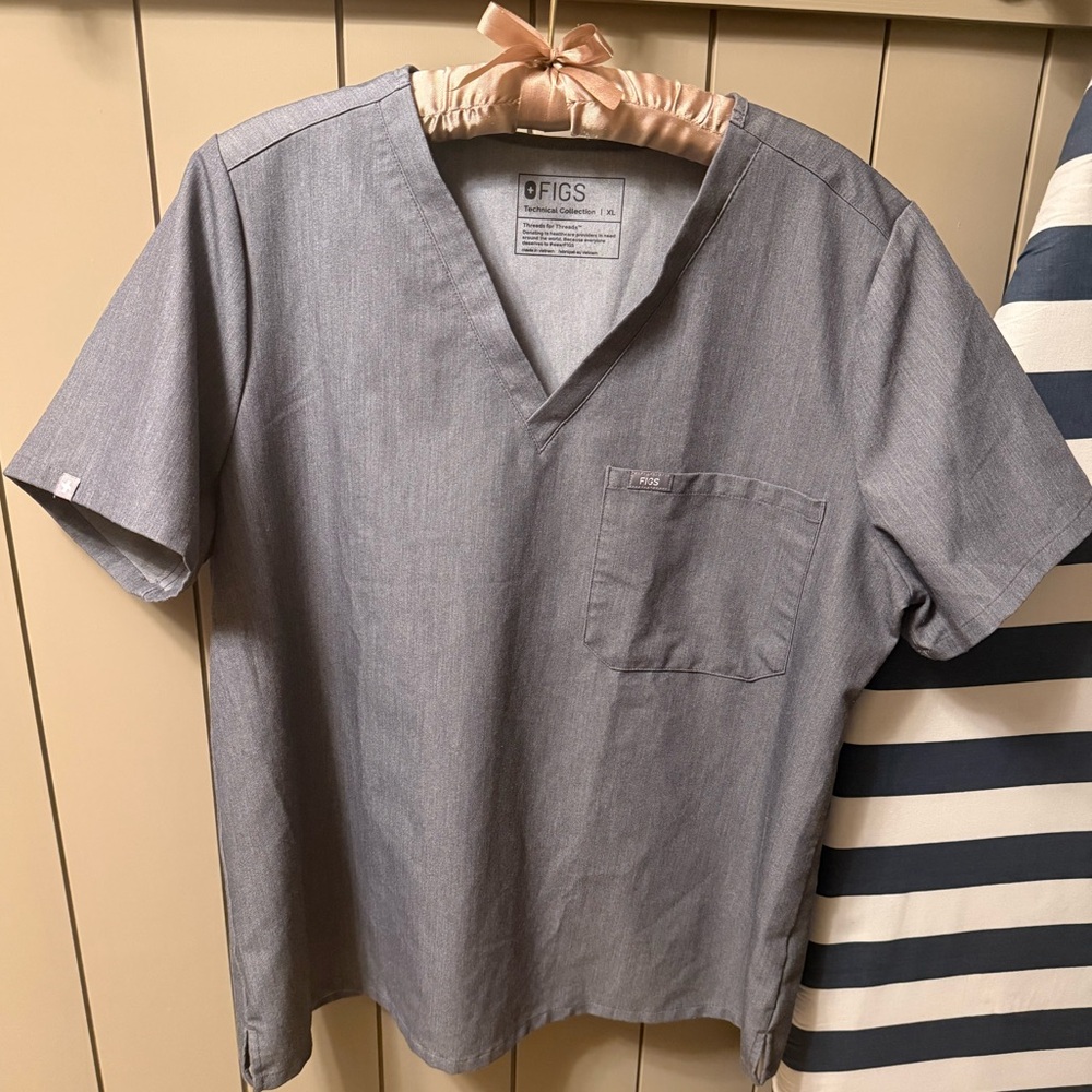 Figs XL scrub top